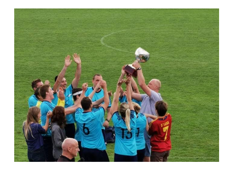 Photographie de footballeurs portant un trophée