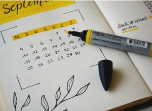 Photographie d'un agenda avec un feutre jaune