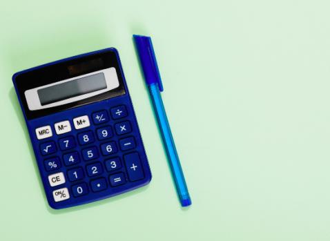 Photographie d'une calculatrice et d'un stylo