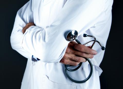 Photographie d'un medecin avec un stétoscope dans la main