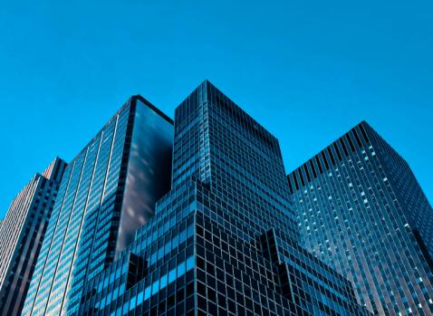 Photographie en contre-plongée d'un building