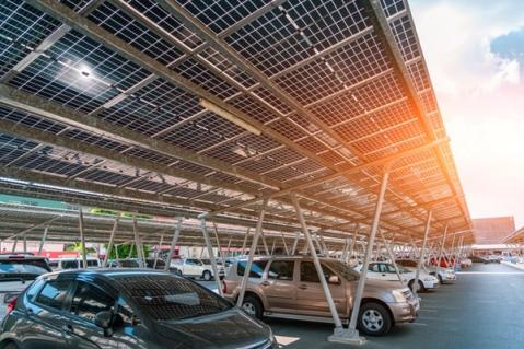Illustration de l'article Panneaux photovoltaïques et équipement des parkings : un délai supplémentaire ?