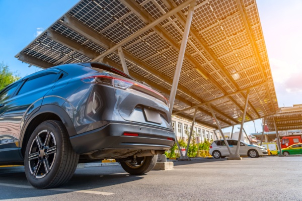 Illustration de l'article Obligations d’installation de panneaux solaires sur les parkings : précisions sur les exonérations