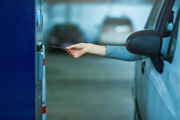 Illustration de l'article Facturation électronique : quel sort pour les tickets de parking et de péage ?