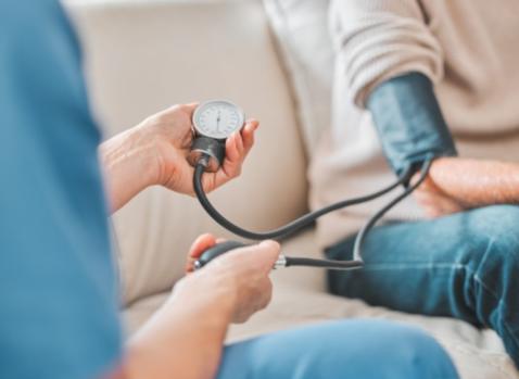 Photographie d'un medecin prenant la tension d'un patient