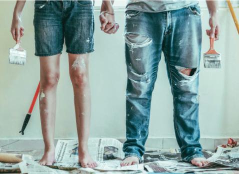Photographie d'une femme et d'un homme faisant du bricolage