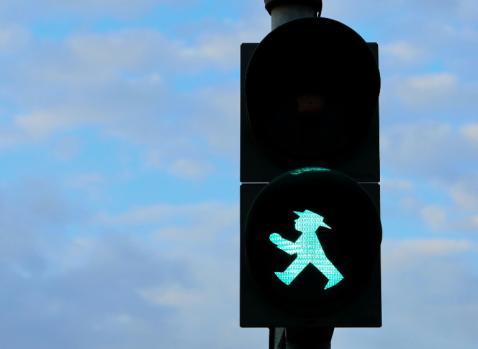 Photographie d'un feu de signalisation avec un bonhomme vert